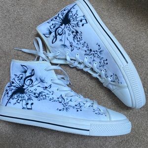 Barely worn custom converse style size 9
